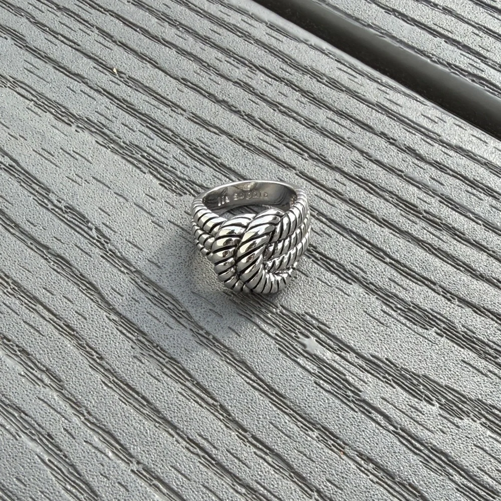 ❄️ Lia Sophia Silver Textured Ring - Picture 1 of 3